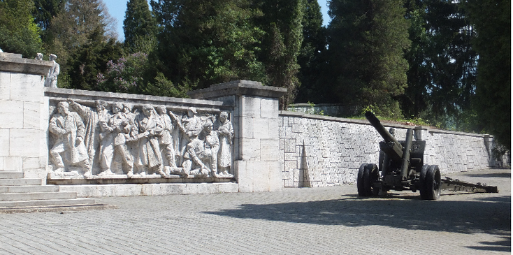 Svidnik-oorlogsmuseum-herdenking-muur-artillerie-WW2-Slowakije