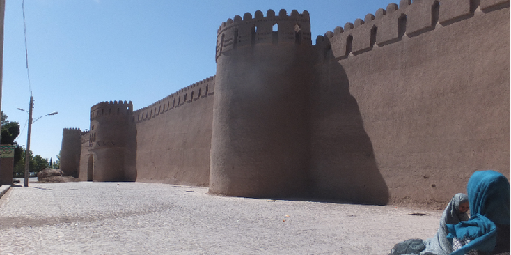 Rayen-lemen-stad-Iran-stadsmuur-paleis-toren