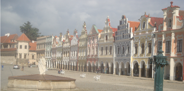Telc-Namesti-Zachariase-Z-Hradce-driehoeks-plein-Tsjechie-gekleurde-koopmanshuizen