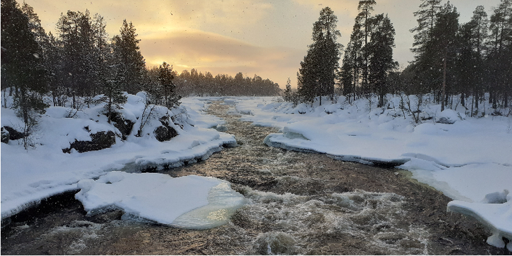 Inari-rivier-kolkende-ijs-sneeuw-Lapland-Finland