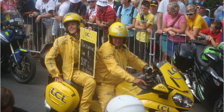 Bourg-d'Oisans-Le-Tour-de-France-motorrijder-geel-bord-Frankrijk
