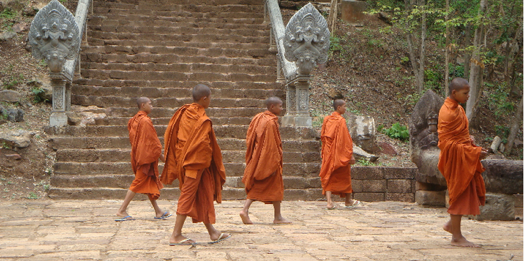 Battambang-Wat-Ek-Phnom-Banan-Cambodja-monniken-oranje-gewaden