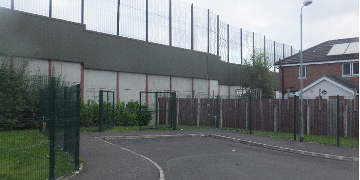 Belfast-vredesmuren-hek-doodlopende-weg-Noord-Ierland