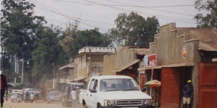 Fort-Portal-straatleven-auto-Oeganda