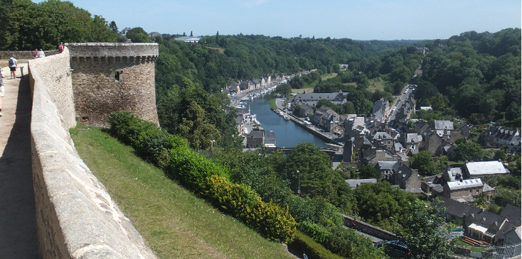Dinan-stadsmuur-toren-rivier-uitzicht-kasteel-tuin-garden-Anglais-Bretagne-Frankrijk