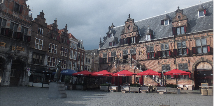 Nijmegen-historische-binnenstad-Nederland-terras