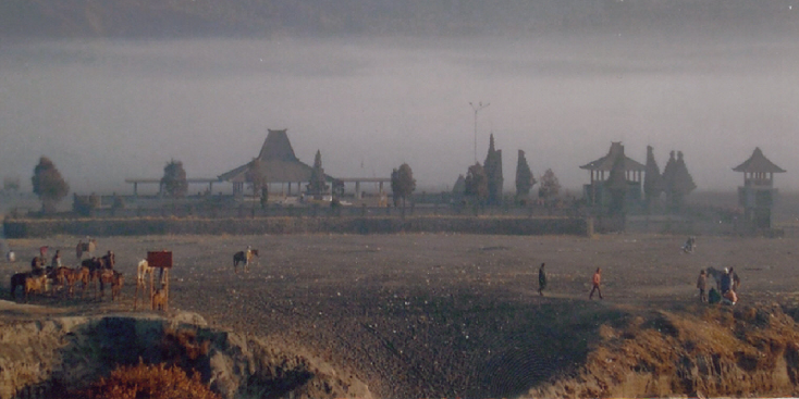 Bromo-vulkaan-Java-Indonesië-mist-sunset-tour-huisjes-paard