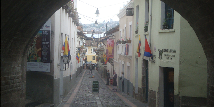 Quito-koloniale-huizen-gebouwen-vlaggen-Ecuador-straat