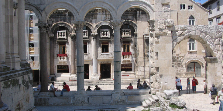 Diocletain-paleis-pilaren-columns-Romeins-binnenplaats-Kroatië