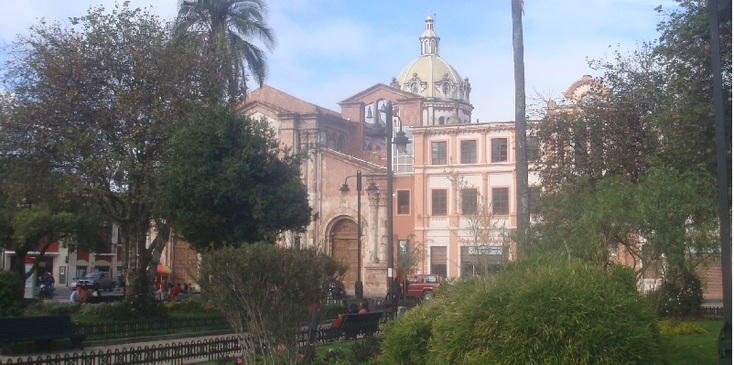 Cuenca-kathedraal-San-Blas-koepels-blauw-wit-kerk-koloniaal-Spaans-Ecuador