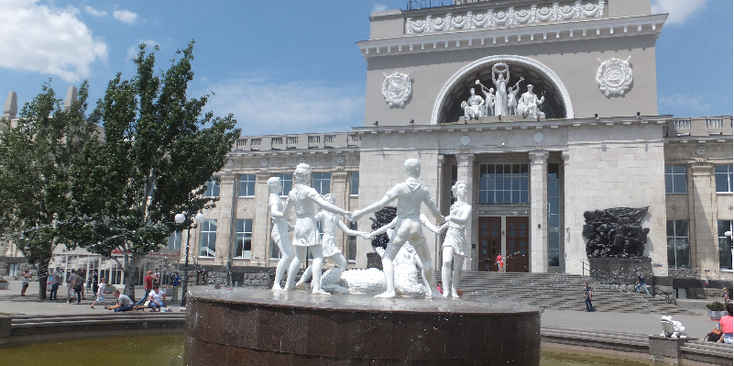 Volgograd-Stalingrad-treinstation-monument-dansende-kinderen-rondje-plein-Rusland