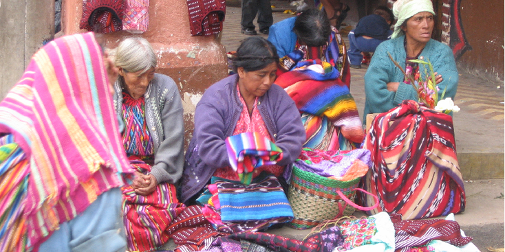 Chichicastenango-markt-inheemse-bevolking-indianen-kleding-Guatemala-kleuren