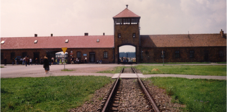 Auschwitz-Birkenau-trein-spoor-toren-concentratiekamp-Oswiecim-Polen
