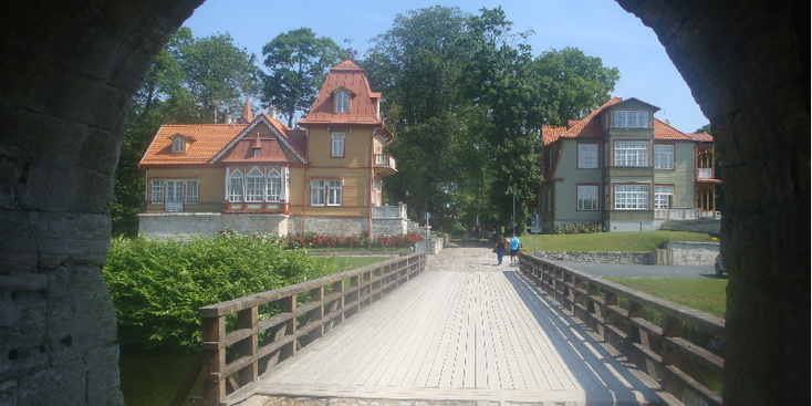 Kuressaare-Saaremaa-eiland-kasteel-stadsmuren-loopbrug-gracht-Estland