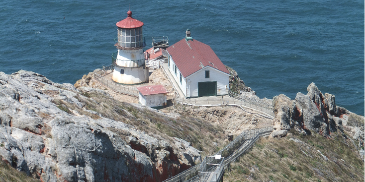 Point-Reyes-vuurtoren-kust-ruig-rotsen-Californië-Verenigde-Staten