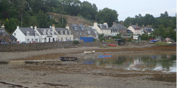 Plockton-haven-wit-huis-boot-Schotland