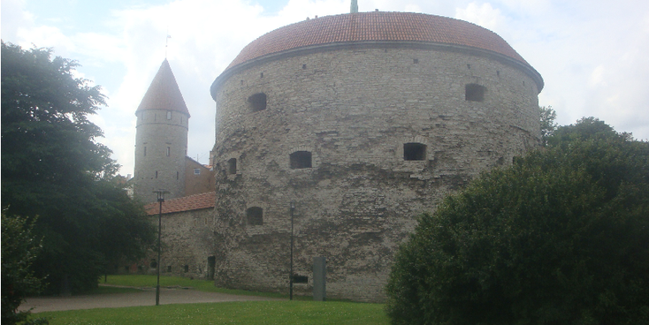 Tallinn-Tompea-stadsmuren-toren-Middeleeuws-historisch-Estland