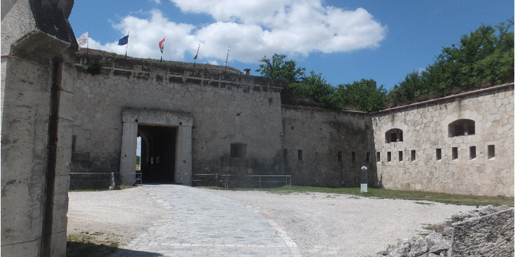 Monostor-fort-Komarom-ingang-Hongarije