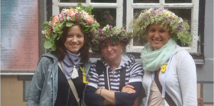 bloementooi-kroon-letland-feestdag-festiviteiten-baltische-staten