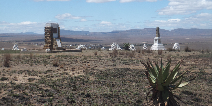 Isandlwana-Eshowe-rotsen-wit-monument-heuveltop-Zuid-Afrika-Britten-Zoeloe