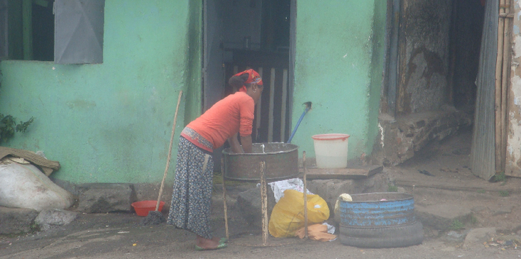 Addis-Ababa-Ethiopië-was-armoede-vrouw-hoofdstad