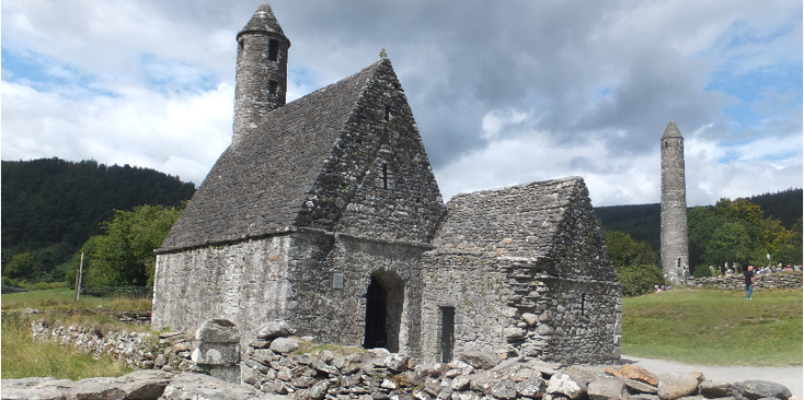 Glendalough-klooster-kerk-ruïnes-muur-stenen-toren-Ierland