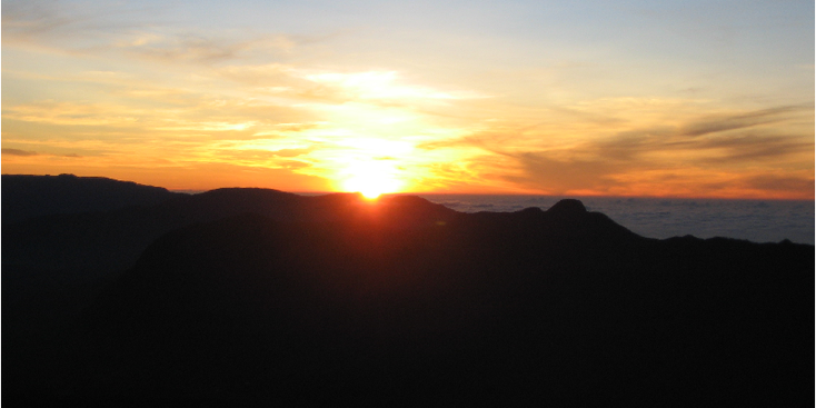 Adams-Peak-heilige-berg-zonopkomst-wandeling-pelgrimstocht-Sri-Lanka