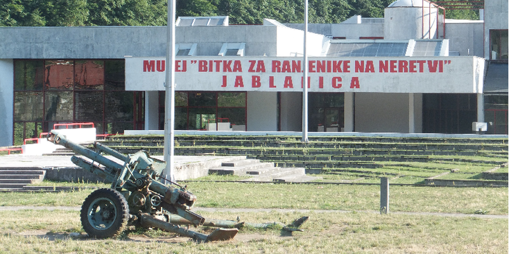 Bitka-za-ranjenike-na-Neretvi-Jablanica-kanon-Slag-bij-Neretva-museum-Bosnië-Herzegovina