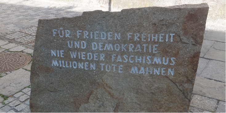Branau-am-Inn-steen-rots-inscriptie-geboortehuis-Adolf-Hitler-Oostenrijk