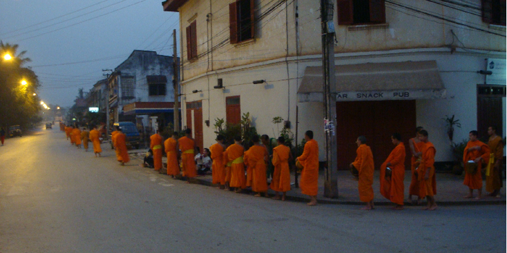 Luang-Prabang-monniken-gelovigen-Boeddha-Boeddhisten-eten-Laos