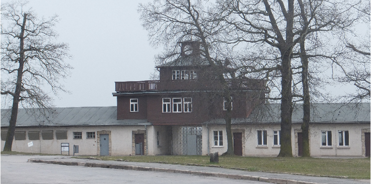 Buchenwald-concentratiekamp-nazi-poort-gebouw-klok-arbeit-macht-frei-Weimar-WW2-Duitsland