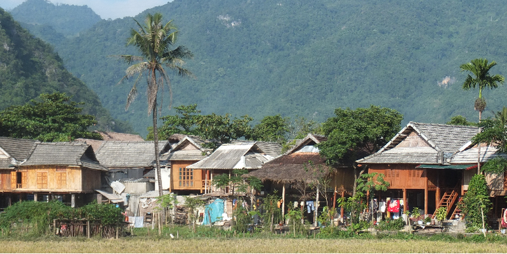 Mai-Chau-houten-huizen-op-palen-bergen-bos-rijstveld-Vietnam