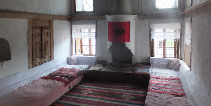 Skenduli-museum-Ottomaans-vlag-Gjirokaster-huis-binnen-Albanië