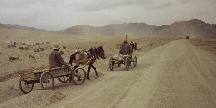 Tibet-plateau-paard-en-wagen-stoffig-wegen-China