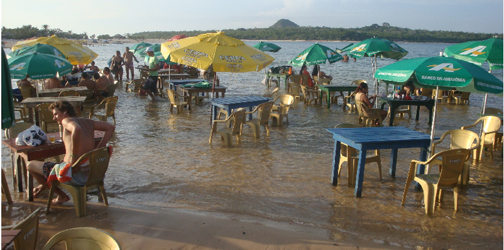 Ilha-do-Amor-Alter-do-Chao-Island-Brazilie-stoeltjes-tafeltjes-terras-in-water