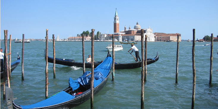 Venetië-kanaal-boten-water-palen-Italië