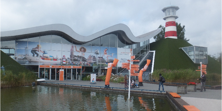 Madurodam-miniatuur-wereld-Den-Haag-sGravenhage-Nederland-vijver-ingang