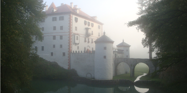 Sneznik-kasteel-landhuis-gracht-wachttoren-Slovenië