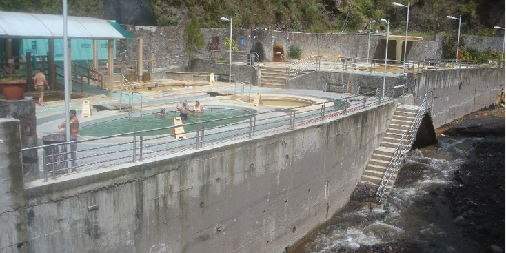Piscina-El-Salado-Banos-heetwaterbronnen-zwembad-rivier-Ecuador
