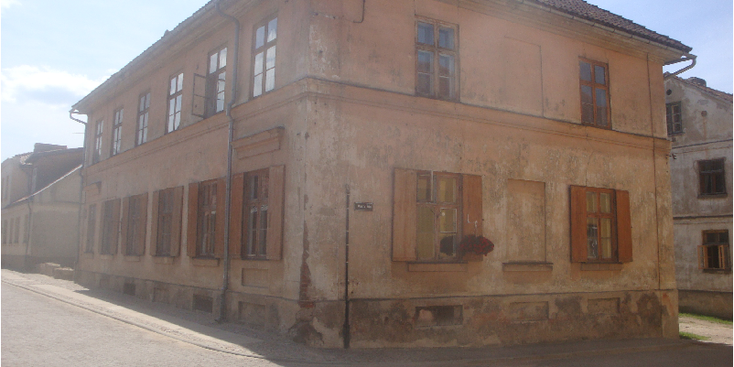 Kuldiga-Koerland-Straatleven-oude-gebouwen-Letland