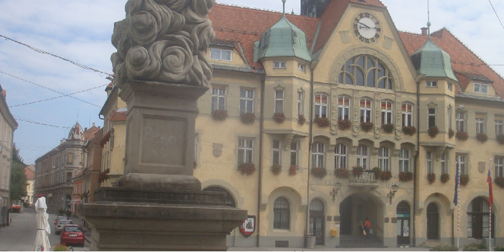Mestni-Trg-stadhuis-Ptuj-standbeeld-Slovenië