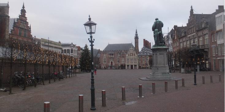 Grote-Markt-Haarlem-monument-beeld-sokkel-plein-Nederland