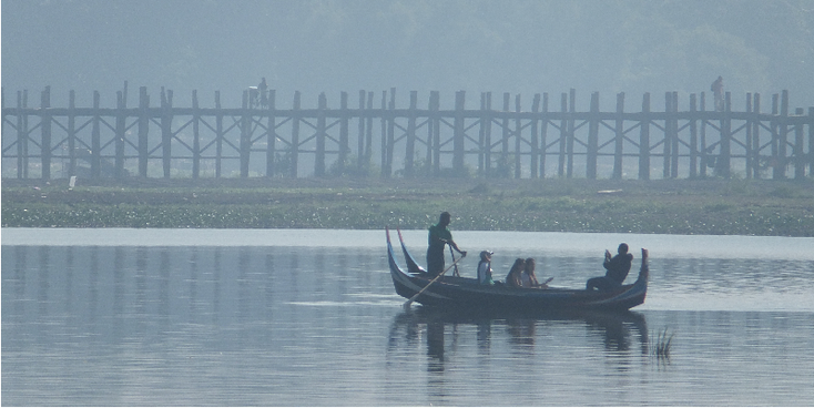 Amarapura-O-Bein-brug-boot-Myanmar-Birma
