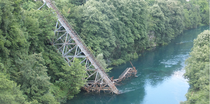 Jablanica-rails-spoor-brug-museum-Neretva-rivier-partizanentrein-Bosnië-Herzegovina