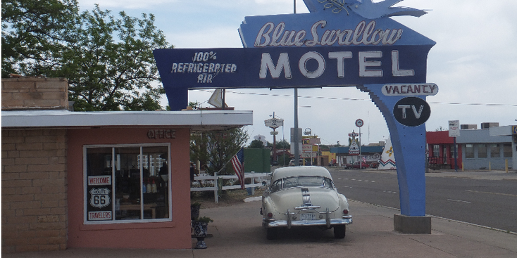 Tucumcari-Route-66-Blue-Swallow-Motel-klassieke-Amerikaanse-auto-Verenigde-Staten
