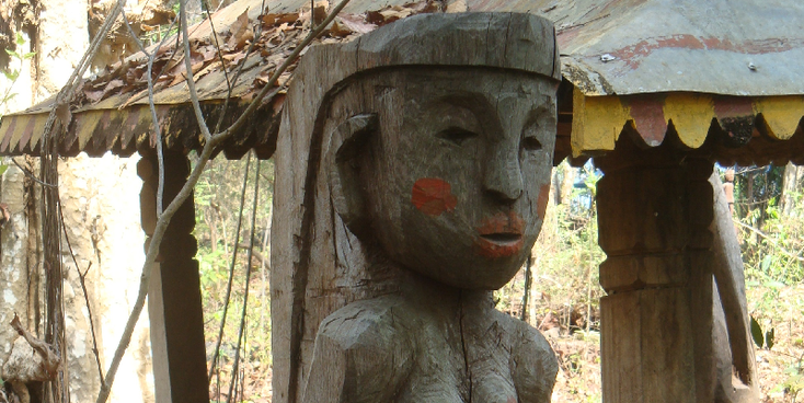Ban-Lung-Ratanakiri-Cambodja-Chunchiet-begraafplaatsen-graven-dood-houten-poppen