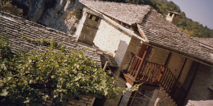 Zagoria-Monodendri-Griekenland-architectuur-grijze-stenen