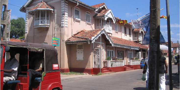 Negombo-straatleven-tuk-tuk-koloniaal-huis-Sri-Lanka