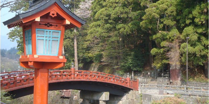 Nikko-brug-lantaarn-rood-oranje-rivier-Japan