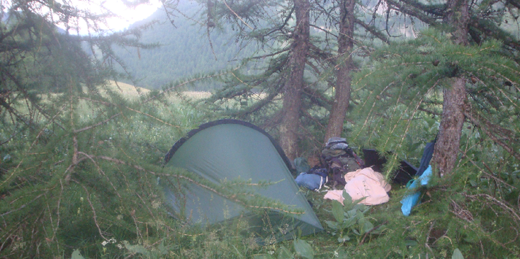 Montegenevre-wildkamperen-tent-bos-plateau-Frankrijk
